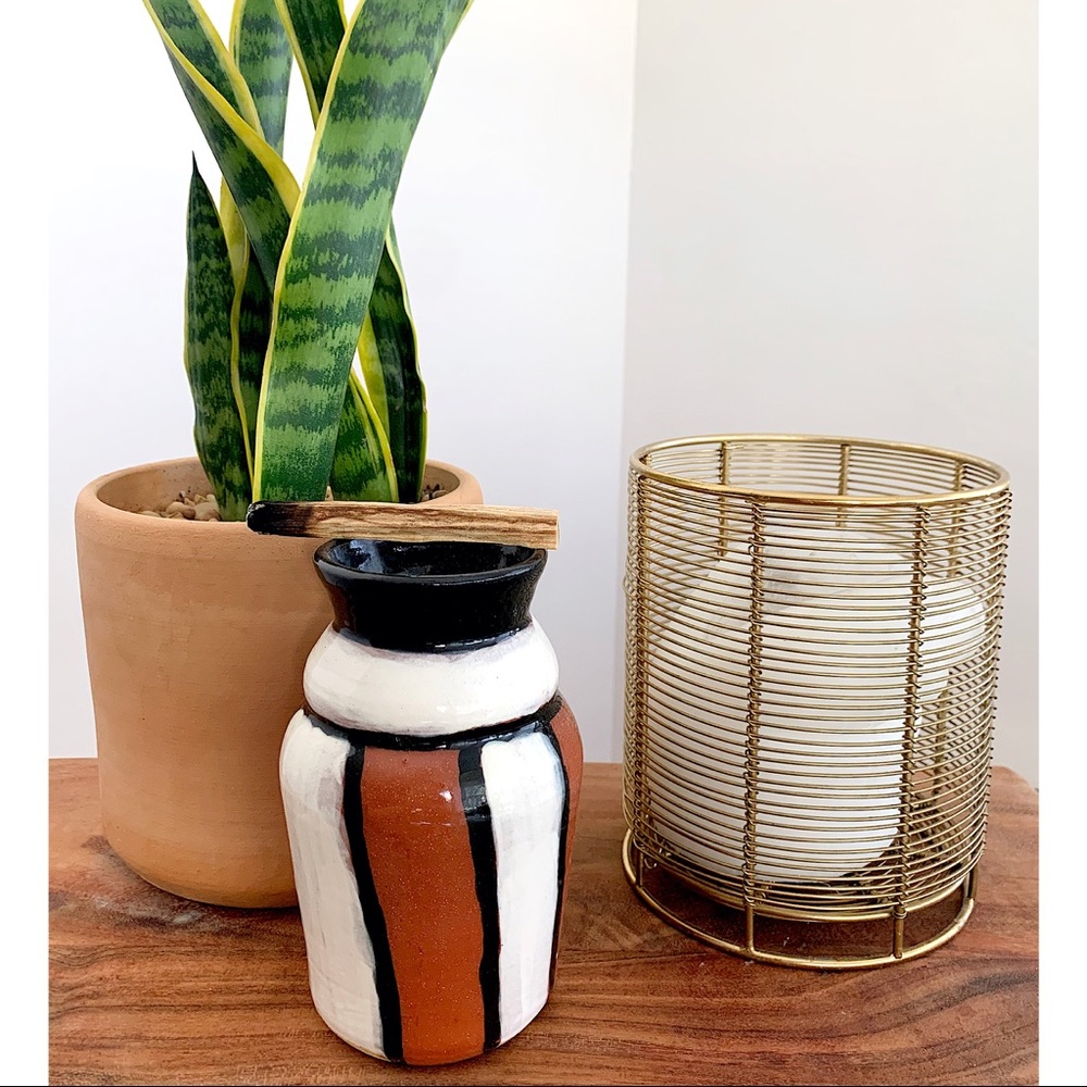 Gold toned wire candle holder